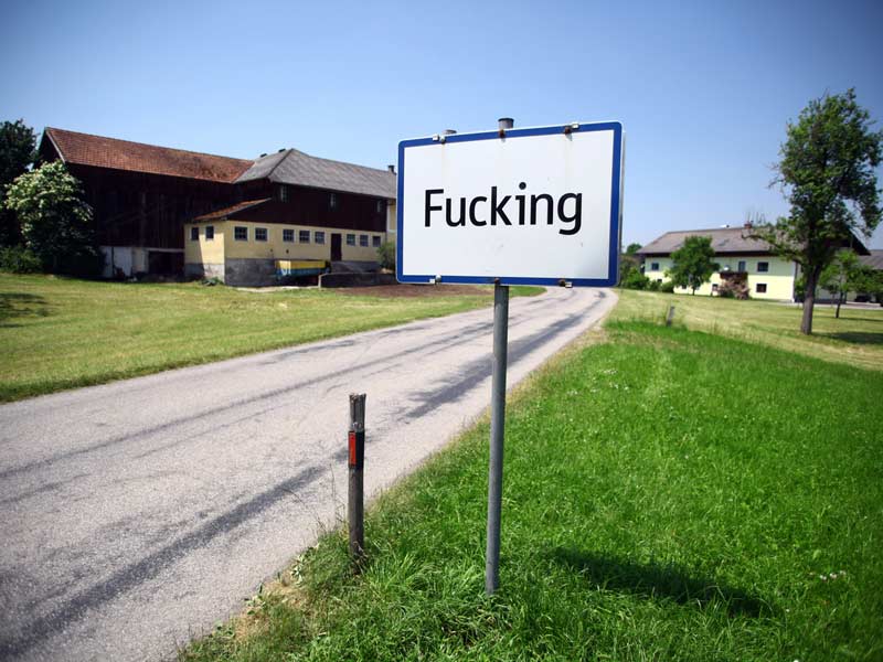 panneau d'une ville avec le nom : Fucking lovatoy