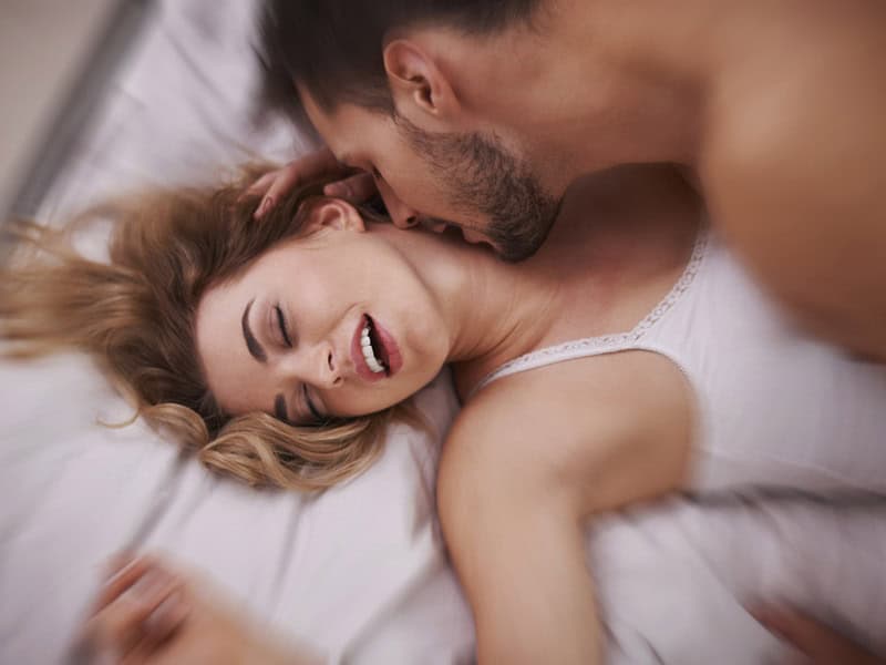 couple homme et femme ayant un orgasme sexuel lovatoy